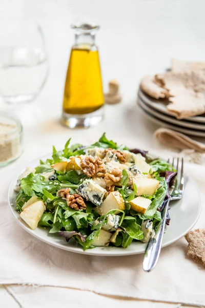 Yeşil salata ile armut, mavi peynir, ceviz