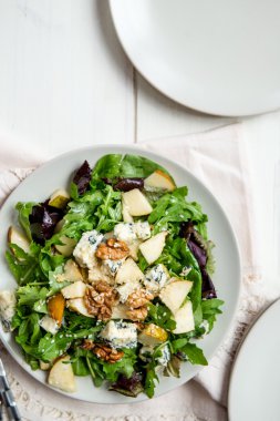 Yeşil salata ile armut, mavi peynir, ceviz