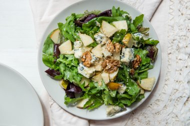 Yeşil salata ile armut, mavi peynir, ceviz