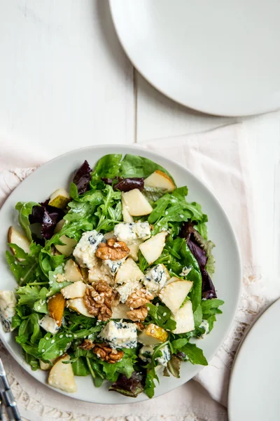 Green Salad with Pears, Blue Cheese, Walnuts — Stock Photo, Image