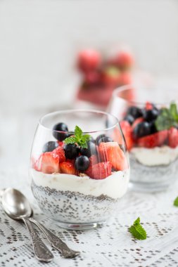 Chia tohum yoğurt granola, yoğurt ve çilek, mavi