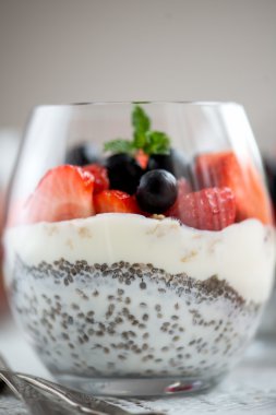 Chia tohum yoğurt granola, yoğurt ve çilek, mavi