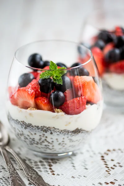 Semi di chia in yogurt con muesli, yogurt e fragole, blu — Foto Stock