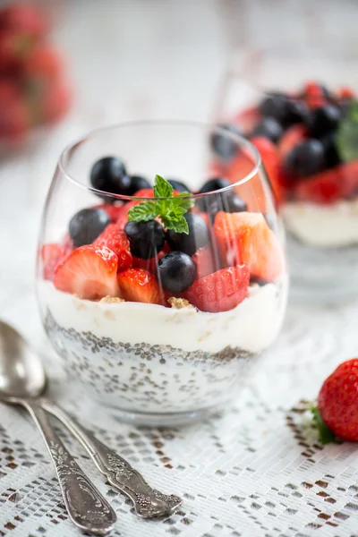 Semi di chia in yogurt con muesli, yogurt e fragole, blu — Foto Stock