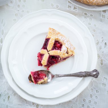 Elma, Çilek ve Böğürtlen Kafes Pasta 