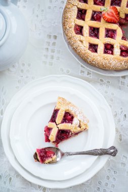 Elma, Çilek ve Böğürtlen Kafes Pasta 