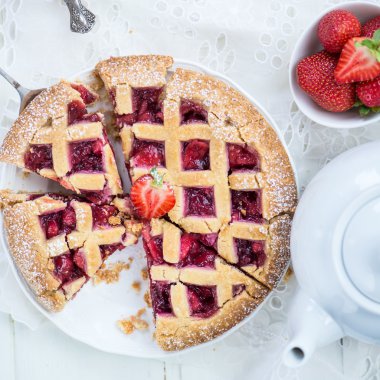 Elma, Çilek ve Böğürtlen Kafes Pasta 