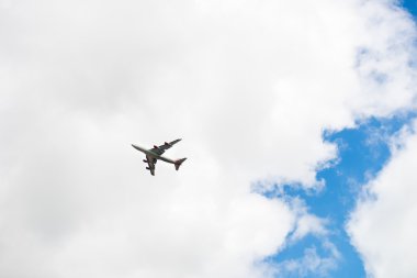 Gökyüzünde bir uçak 