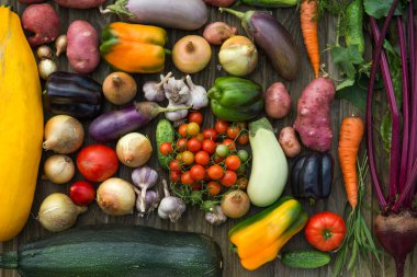 Taze organik sebze. Sonbaharda hasat kavramı. Patates, toma