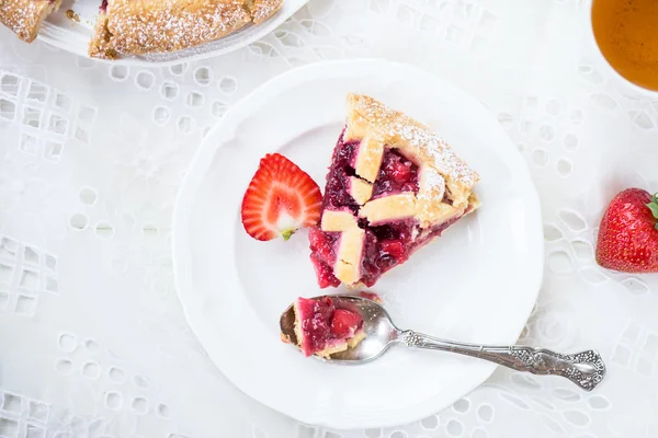 Apple, Strawberry и Blackberry Rettice Pie — стоковое фото