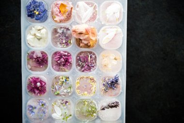 Buz dondurulmuş çiçekli tepsi