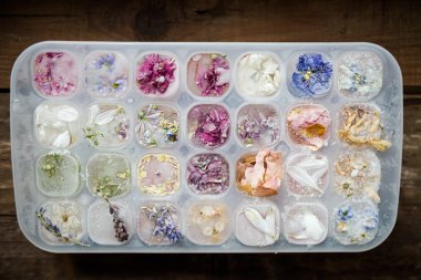 Buz dondurulmuş çiçekli tepsi