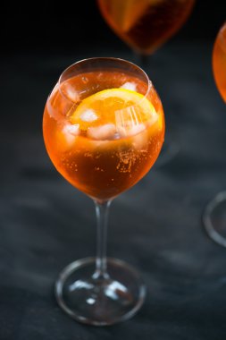 Yaz ferahlatıcı aperatif içki Aperol Spritz