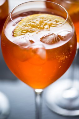 Yaz ferahlatıcı aperatif içki Aperol Spritz