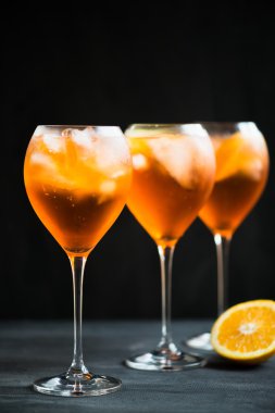 Yaz ferahlatıcı aperatif içki Aperol Spritz