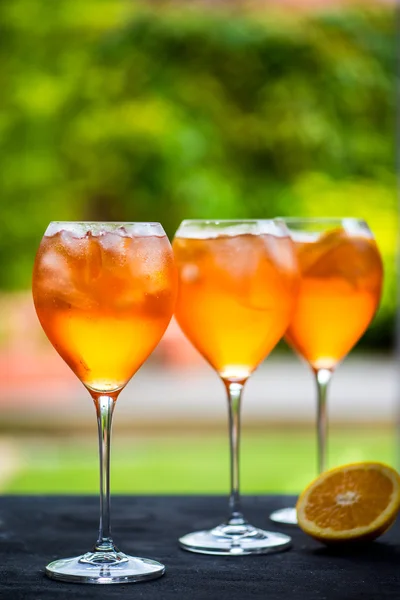 Yaz ferahlatıcı aperatif içki Aperol Spritz — Stok fotoğraf