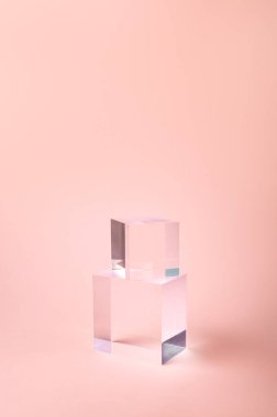 Pembe arkaplan üzerinde Dükkan Pencereleri için Acrylic Solid Görüntü Bloğu, ürün sunumu için boş podyum, kozmetik için geometrik stand