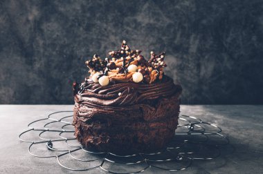 Çikolata kaplamalı üç katlı küçük çikolatalı pasta.