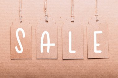 Kağıt etiketlere kelime satışı yazıldı