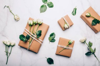 Kahverengi kağıda sarılmış çevre dostu hediye.