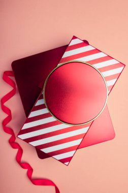 Hediyeler için kırmızı ve beyaz kutular