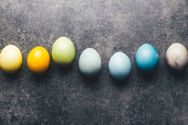 Ev yapımı doğal boyanmış yumurta..