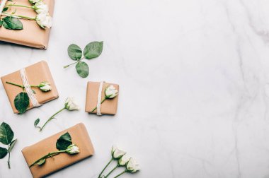 Kahverengi kağıda sarılmış çevre dostu hediye.