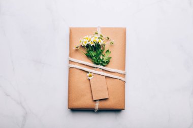 Kahverengi kağıda sarılmış çevre dostu hediye.