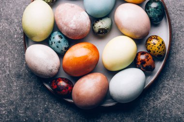 Ev yapımı doğal boyanmış yumurta..