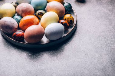 Ev yapımı doğal boyanmış yumurta..