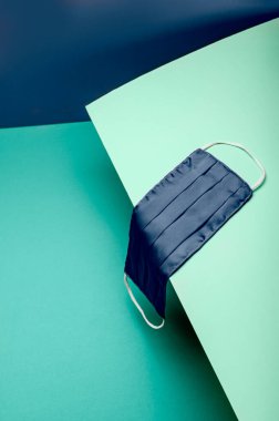 Yeniden kullanılabilir ipek maskeli yeni normal