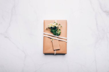 Kahverengi kağıda sarılmış çevre dostu hediye.