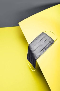 Yeniden kullanılabilir ipek maskeli yeni normal