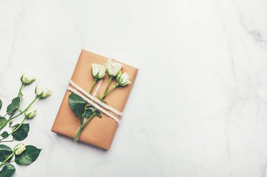 Kahverengi kağıda sarılmış çevre dostu hediye.