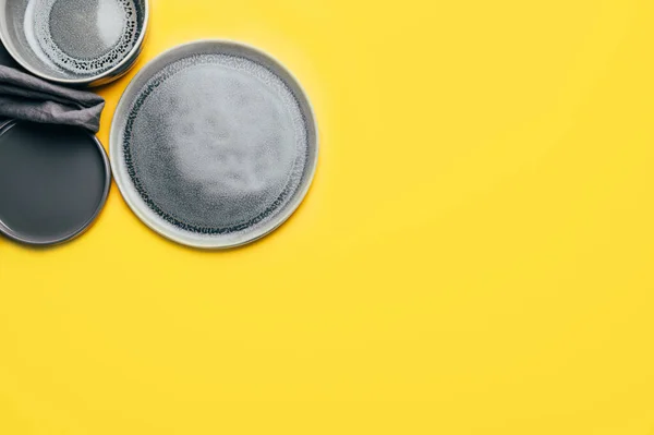 노란색에 있는 회색비어 있는 세라믹 접시 — 스톡 사진