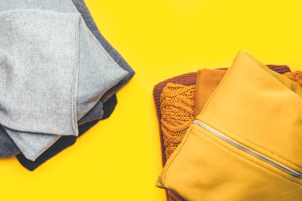Montones de ropa gris y amarilla —  Fotos de Stock