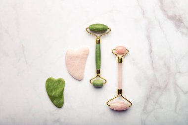 Yeşim yüzlü silindir ve Gua sha taşı.