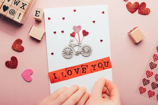 Sevgililer Günü kartı hazırlama süreci — Stok fotoğraf