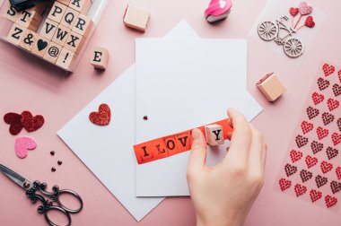 Sevgililer Günü kartı hazırlama süreci