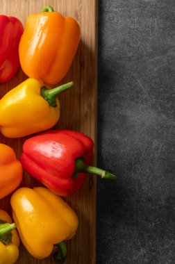 Turuncu, kırmızı ve sarı dolma biber.