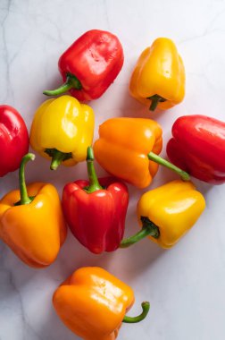 Turuncu, kırmızı ve sarı dolma biber.
