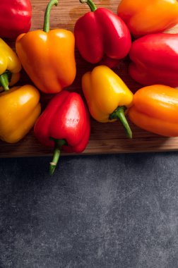 Turuncu, kırmızı ve sarı dolma biber.