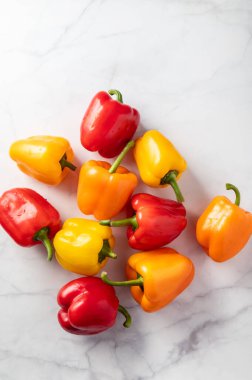 Turuncu, kırmızı ve sarı dolma biber.