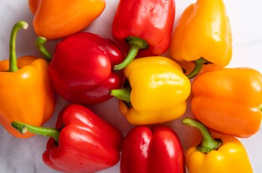 Turuncu, kırmızı ve sarı dolma biber.