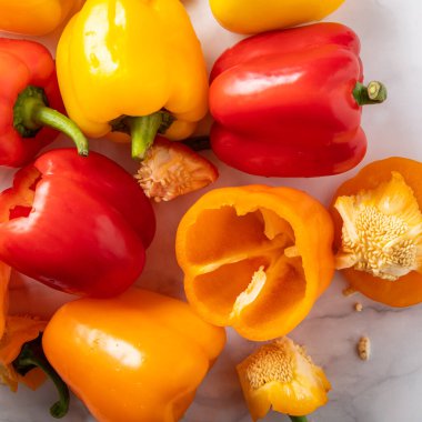 Turuncu, kırmızı ve sarı dolma biber.