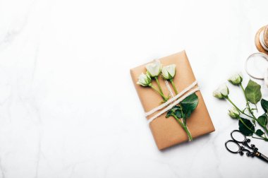 Kahverengi kağıda sarılmış çevre dostu hediye.