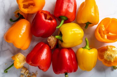 Turuncu, kırmızı ve sarı dolma biber.