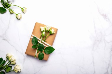 Kahverengi kağıda sarılmış çevre dostu hediye.