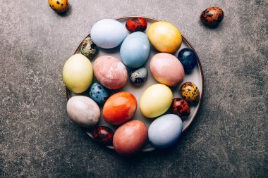 Ev yapımı pastel renkte doğal boyanmış yumurtalar.