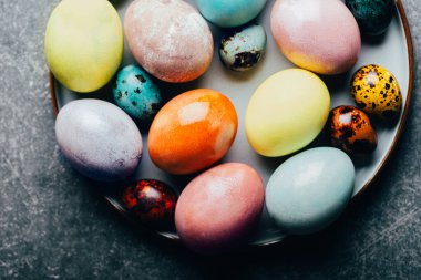 Ev yapımı pastel renkte doğal boyanmış yumurtalar.